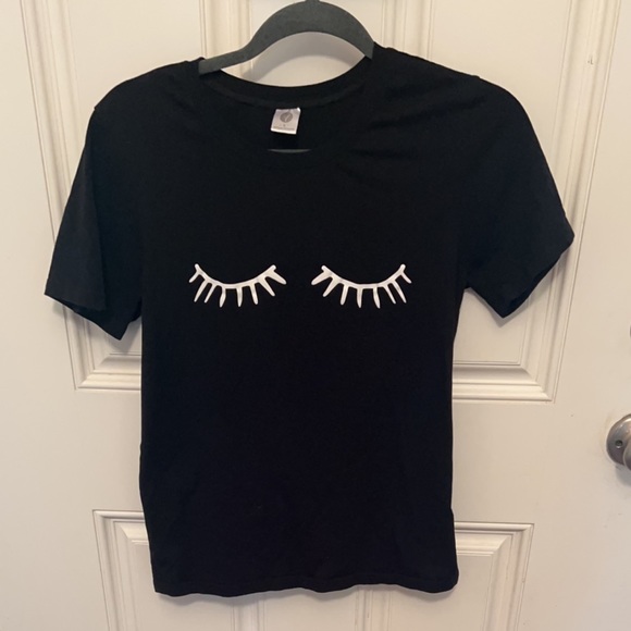 Lack tee with ‘lashes’ design 👁 - Picture 2 of 2